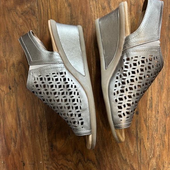 Stylish Women's Silver Wedge Sandals - Picture 3 of 7